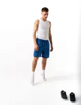 Short de lino con cintura elástica y cordón ajustable. Cuenta con dos bolsillos laterales y un bolsillo trasero, ofreciendo un ajuste cómodo y versátil.