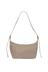 Bandolera negra de poliuretano con correa ajustable y cierre superior. Presenta detalles de ojales metálicos en los laterales de la correa.