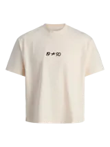 Remera de corte oversize color crema, con cuello redondo y mangas cortas. Presenta un estampado frontal pequeño con el texto 19*90.