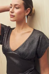 Top negro de tejido acanalado con acabado brillante, escote en V profundo, manga corta y frunce bajo el busto.