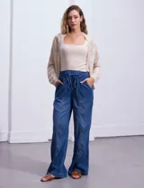 Cárdigan tejido color beige, marca Joseph A, de mangas largas y calado con motivos florales.