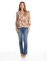 Blusa de gasa con estampado de arabescos en tonos tierra sobre base beige. Presenta escote en V con detalle fruncido y mangas 3/4 con puños anchos en punto smock.