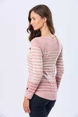 Remera de manga larga con cuello redondo y cierre frontal parcial con botones. Presenta un diseño de rayas horizontales en tonos pastel sobre una base beige, con aberturas laterales en el ruedo.