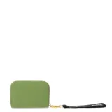 Billetera compacta de cuero sintético texturizado en color verde militar, con cierre perimetral y correa de mano negra con el logo de la marca estampado.