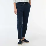 Pantalón chino azul marino, de corte regular, confeccionado con mezcla de lino y algodón. Cuenta con bolsillos laterales y traseros, y cierre frontal con botón y cremallera.