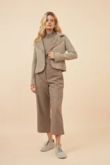 Chaqueta de lana fina sin teñir, color marrón claro, de corte recto con cuello solapa y mangas 3/4.