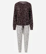 Pijama largo compuesto por blusa de manga larga con lazo ajustable en el bajo y pantalón tipo jogger con cintura elástica. Presenta un diseño bicolor con estampado de mini corazones en toda la prenda.