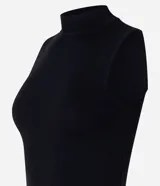 Blusa de punto acanalado color blanco, sin mangas y con cuello alto, de corte ajustado al cuerpo.