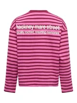 Remera de manga larga a rayas horizontales en tonos marrón y tostado, con cuello redondo y el texto "vibrant studio" estampado en el pecho.
