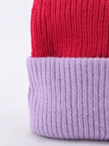 Gorro de lana tejido a punto, con diseño color block en rojo, lila y borgoña.