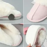 Pantufla cerrada de gamuza gris con interior y borde de peluche blanco, suela de goma antideslizante.