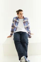 Camisa de leñador de algodón peinado a cuadros en tonos azul, marrón y blanco, de manga larga y corte clásico.