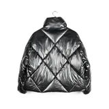 Campera puffer plateada con cuello alto, cierre frontal negro, bolsillos laterales y elástico interno para mejor ajuste.