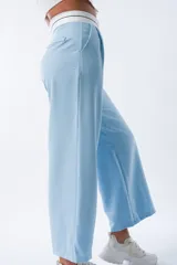 Pantalón de corte recto en color celeste, con cintura alta y cierre frontal con botón. Presenta un diseño limpio y minimalista, confeccionado en un tejido ligero y fluido.