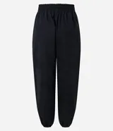 Pantalón jogger Marfinno de color negro, confeccionado en poliéster con caída fluida. Cuenta con cintura elastizada, lazo ajustable con terminales metálicas, bolsillos delanteros aplicados y puños elastizados en los tobillos.