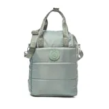 Bolso matero de diseño acolchado en color verde, con cierre doble, asas fijas y correa regulable extraíble. Cuenta con logotipo de la marca en el frente y múltiples compartimentos internos y externos.