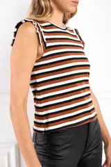 Musculosa de punto acanalado con diseño de rayas horizontales en tonos marrón, negro y blanco. Presenta cuello redondo y detalle de volados sutiles en las sisas.