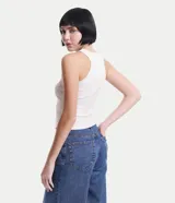 Musculosa básica de cuello redondo, confeccionada en tejido rib de algodón con textura acanalada y ajuste al cuerpo.