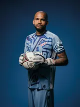 Camiseta de arquero Umbro del Club Nacional de Football, temporada 2025. Diseño en tonos de azul con un estampado gráfico abstracto en el frente, cuello redondo y detalles en rojo en el cuello y los puños de las mangas. Incluye los logos de los sponsors y el escudo del club.