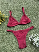 Conjunto de bikini bordó con corpiño triangular fijo y bombacha colaless regulable. Incluye abertura para agregar tazas soft.