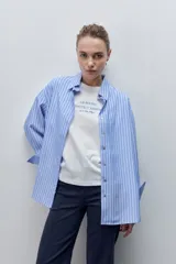 Remera blanca de silueta amplia y calce relajado, confeccionada en tela suave y liviana, con cuello redondo, mangas cortas con vuelta y hombros caídos. Cuenta con un delicado bordado frontal en color azul con la inscripción "LE SOLEIL TOUTE L'ANNÉE sur la Côte d'Azur".