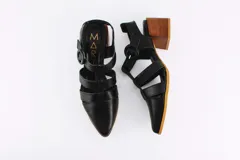 Sandalia de cuero negro con punta cerrada, tiras cruzadas y taco de madera.