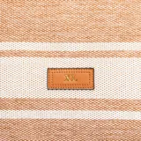 Cartera tipo tote de rafia sintética con rayas horizontales en tonos beige y blanco, terminaciones en eco cuero negro y herrajes metálicos dorados. Tiene doble asa fija y bolsillo interno con cierre.