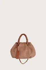 Bolso tipo mini shopper de textura tejida en color café, con asas superiores trenzadas en cuero sintético marrón y correa de cadena metálica. Incluye un detalle de etiqueta colgante de cuero sintético.