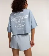 Remera corta celeste de algodón con estampado en la espalda con texto en blanco.