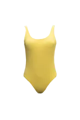 Traje de baño entero amarillo con textura, escote redondo, breteles anchos y espalda baja. Incluye relleno extraíble.