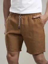 Bermuda de lino color camel, con bolsillos laterales y cintura elástica.