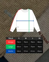 Buzo blanco de punto con cuello redondo y mangas largas. Diseño minimalista y corte clásico.