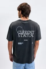 Remera de manga corta con efecto lavado, color negro, con estampa gráfica en la espalda que incluye el texto 'CURRENT STATUS' y 'WORLD WIDE'.