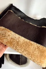 Cuello de cuero marrón con interior de corderito color beige.