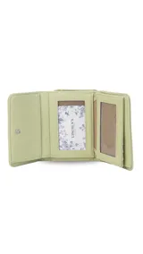 Billetera mediana de símil cuero color azul, con cierre a presión y compartimento posterior con cierre. Incluye múltiples tarjeteros, visores y divisiones internas para billetes.