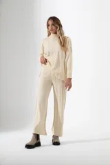 Pantalón tejido azul con corte acampanado y textura acanalada vertical.