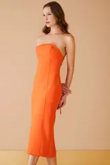 Vestido midi color naranja, sin mangas y escote recto.