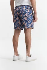 Short de baño celeste y azul con cintura elástica ajustable con cordón, dos bolsillos laterales y uno trasero. Confeccionado en tela ligera de secado rápido y logo bordado.