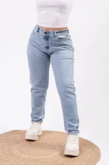 Jean estilo mom fit color celeste vintage, con tiro alto y diseño relajado que se afina hacia los tobillos.