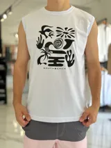 Musculosa blanca de algodón con estampado gráfico en negro de estilo abstracto en el frente y la inscripción "SOUTH BEACH".