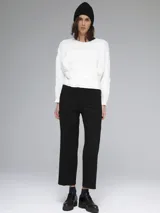 Pantalón negro de corte recto y tiro medio.