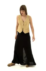 Chaleco de gamuza color beige, con cuello en V, cierre frontal con botones dorados y bolsillos ojal en el frente.