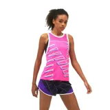 Musculosa deportiva fucsia con cuello y sisas en blanco. Estampado geométrico en el frente con líneas blancas y violetas.