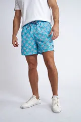 Short de baño con cintura elástica y cordón ajustable, confeccionado en tela ligera de secado rápido. Presenta un estampado botánico integral en tonos amarillos, blancos y azules, con dos bolsillos delanteros y uno posterior.