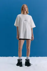 Remerón oversize de algodón color blanco off-white, con cuello redondo, mangas anchas y estampa frontal con el logo de la marca.