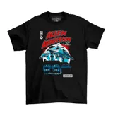 Remera negra de algodón con estampa frontal estilo cómic de terror que representa una abducción alienígena con naves espaciales y una casa.