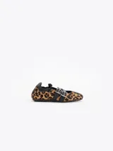 Mary Jane Iris Wild de pelo sintético con estampado animal print de leopardo y detalles en cuero vacuno negro. Cuenta con tiras cruzadas con hebillas metálicas y una base plana de 1 cm.