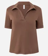 Polo de manga corta color marrón, con cuello abierto y tejido de suedine de algodón BCI.