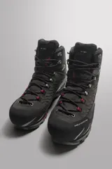 Bota de montaña color verde con detalles en gris y negro. Cuenta con membrana impermeable, sistema Recco para localización en avalanchas, puntera reforzada con tecnología Shield Protect Max y suela de goma antideslizante resistente a bajas temperaturas. Incluye plantilla OrthoLite extraíble.