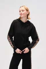 Sweater con capucha de tejido de punto color crema, con diseño holgado y franjas laterales con estampado animal print en las mangas.